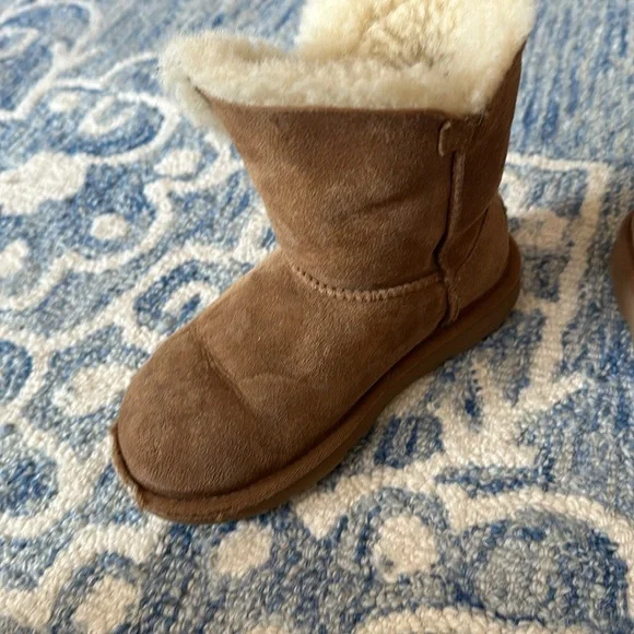 UGG Bailey button chestnut brown girls 13 - Picture 5 of 11